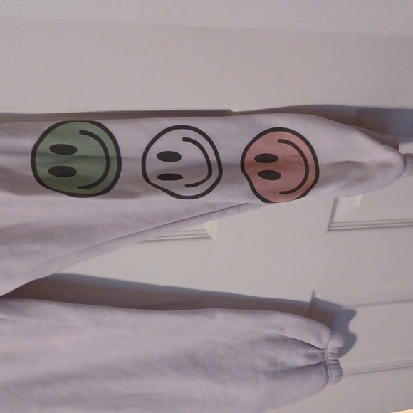 💙🌺White Sweatpants with Colorful Smiley Faces - Picture 4 of 8